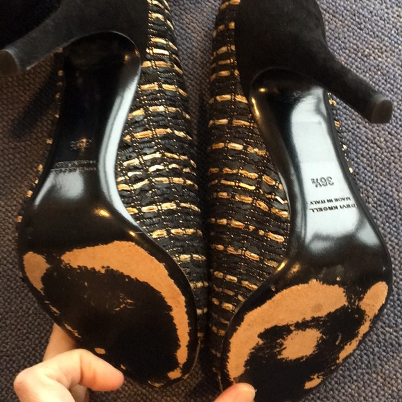 Devi Kroell gold and black ‘fabric’ Pumps - Picture 5 of 8